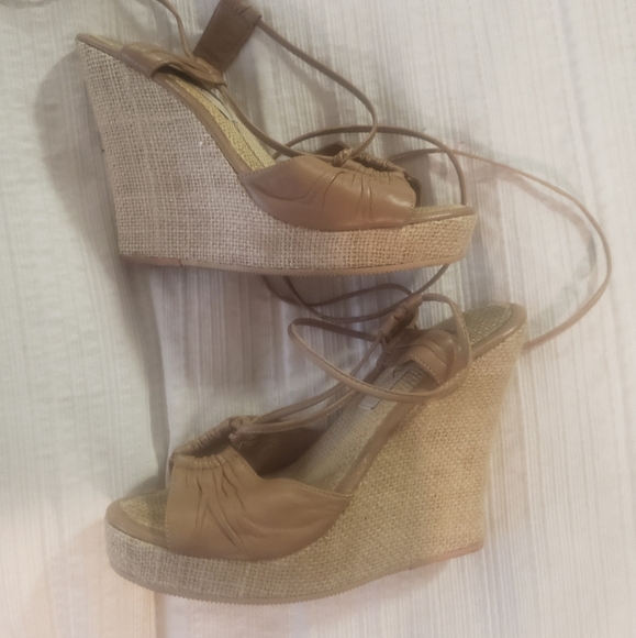 Super hot for 2025!! Tan leather lace up wedges - Picture 3 of 5